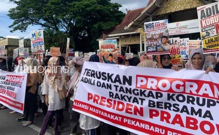 Ribuan-Warga-di-Pekanbaru-Gelar-Aksi-Damai-Dukung-Kelanjutan-Program-MBG.jpg