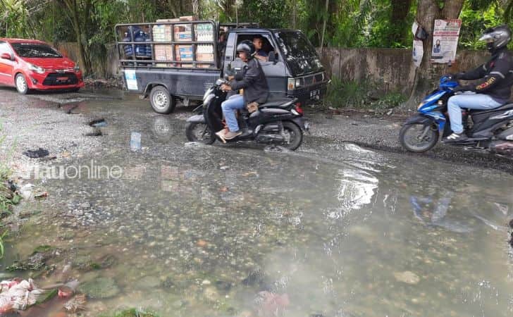 Ruas-Jalan-Bangau-Sakti-yang-rusak.jpg