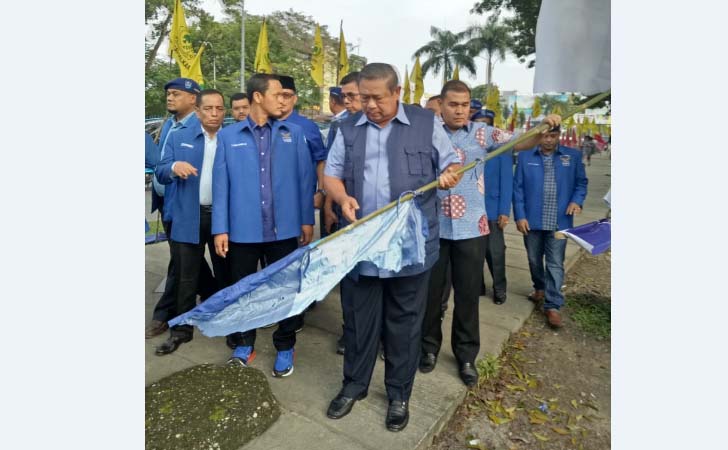 SBY-Lihat-Bendera-Demokrat-Dirusak.jpg