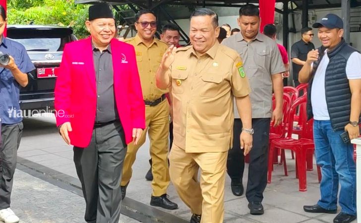SF-Hariyanto-di-peresmian-kantor-pdip.jpg