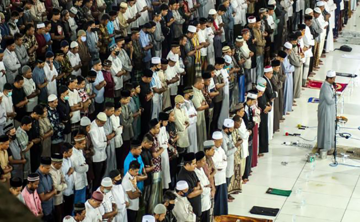 Salat-Tarawih-tanpa-pembatasan-jarak-di-Masjid-Islamic-Lhokseumawe-Aceh-Kamis-234-malam.jpg