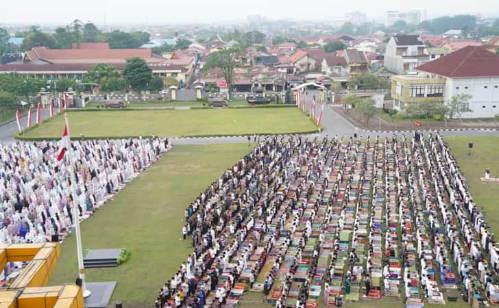 Salat-id-di-Polda-Riau.jpg