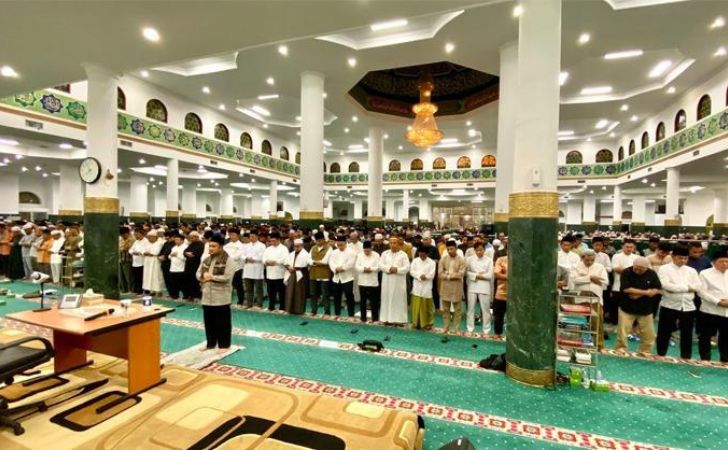 Salat-jemaah-di-masjid-raya-annur.jpg