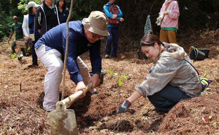 Sambut-HKAN-Belantara-dan-Pelajar-Jepang-Tanam-Meranti-Bunga-di-Tahura-Riau.jpg