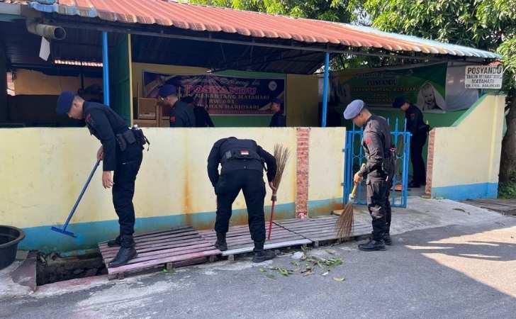 Sambut-HUT-ke-80-Bhayangkara-Brimob-Polda-Riau-Bersih-Bersih-Musala.jpg