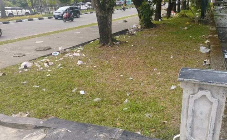 Sampah-Berserakan-Usai-Unjuk-Rasa-di-Gedung-DPRD-Riau.jpg