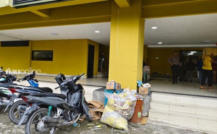 Sampah-di-depan-gedung-sport-hall.jpg