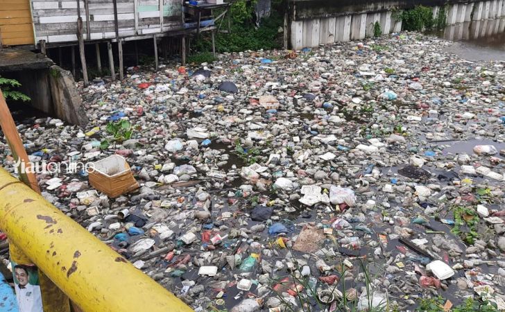 Sampah-di-parit-pekanbaru.jpg