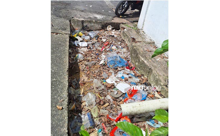 Sampah-di-saluran-air-kejati-riau.jpg