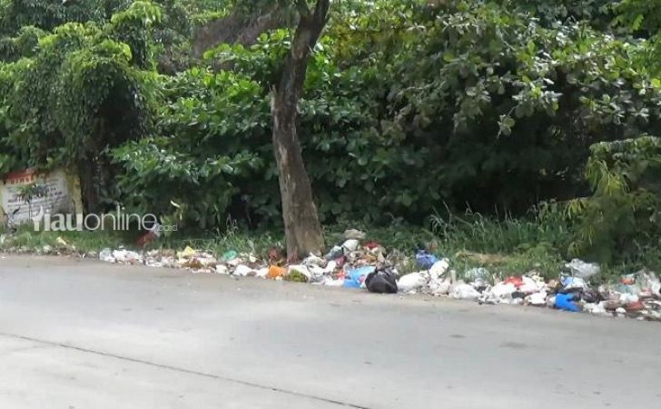 Sampah-di-sisi-jalan-soekarno-hatta.jpg