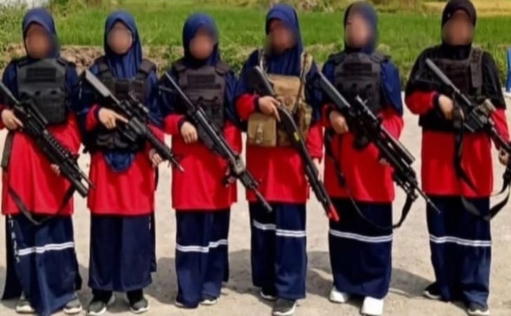 Santriwati-tenteng-airsoft-gun.jpg