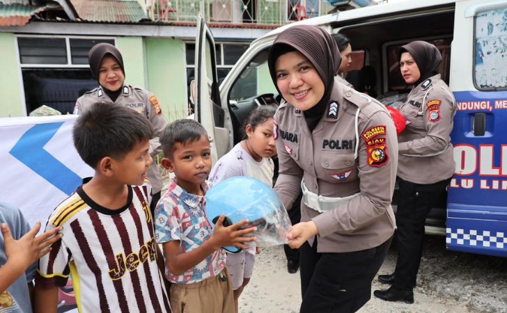 Satlantas-bagi-helm-ke-anak-anak2.jpg