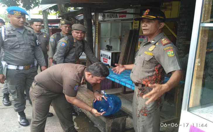 Satpol-PP-Disiram-Sambal.jpg