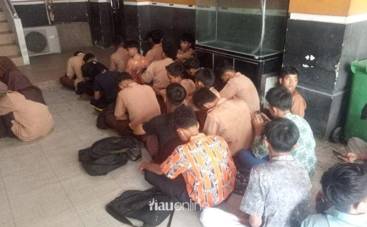 Satpol-PP-Pekanbaru-Amankan-32-Pelajar-yang-Bolos-Sekolah-di-Jam-Belajar.jpg