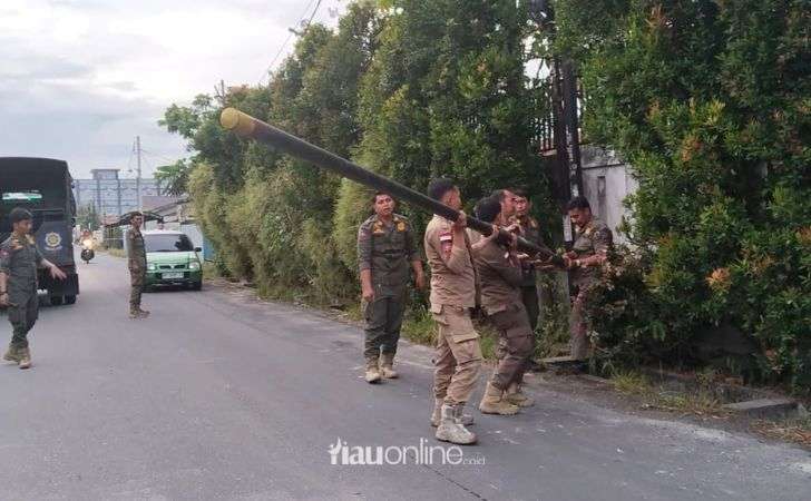 Satpol-PP-Pekanbaru-Bongkar-Tiang-FO-Ilegal-Diduga-Milik-Provider-Oxygen.jpg