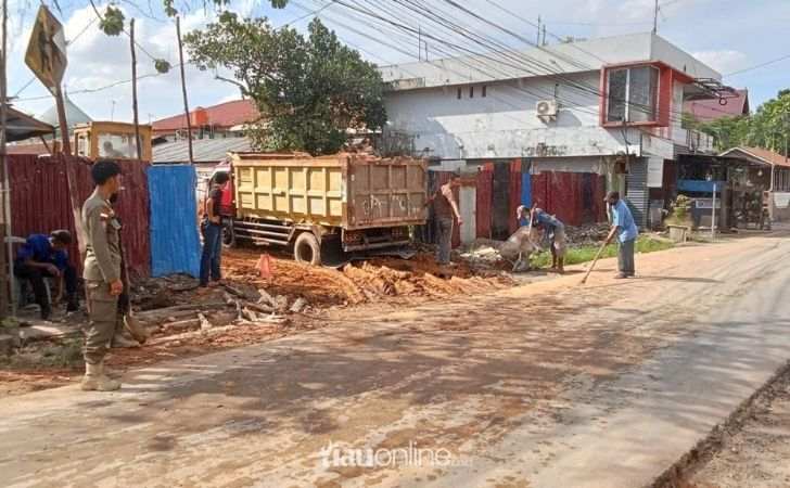 Satpol-PP-Pekanbaru-Tegur-Aktivitas-Penimbunan-Lahan-di-Jalan-Taskurun.jpg