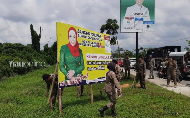 Satpol-PP-turunkan-baliho-caleg-di-pekanbaru.jpg