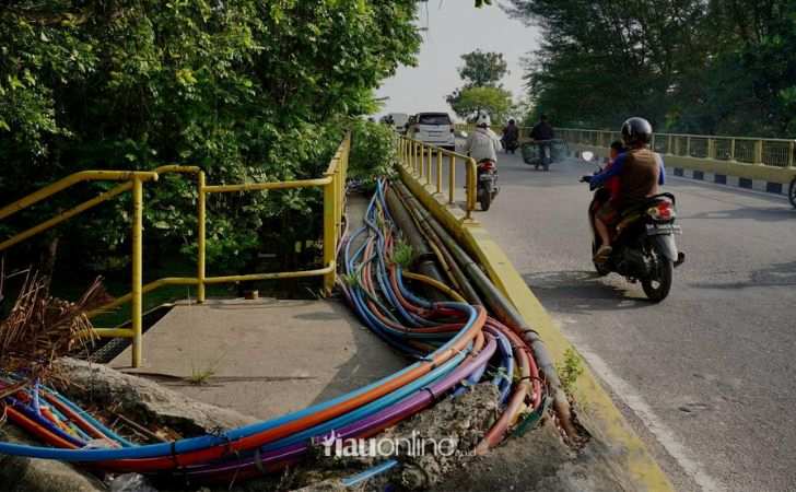 Sebulan-Usai-Ditinjau-Gubernur-Kabel-di-Jembatan-Siak-I-Masih-Semrawut.jpg