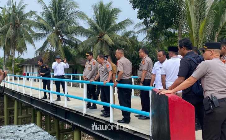 Segera-Diresmikan-Kapolri-Kapolda-Riau-Cek-Jembatan-Merah-Putih-Presisi-di-Kampar.jpg