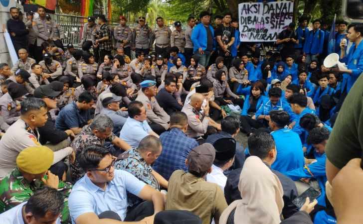 Sejak-Pagi-Hingga-Sore-Demonstran-di-Gedung-DPRD-Riau-Datang-Bergiliran.jpg
