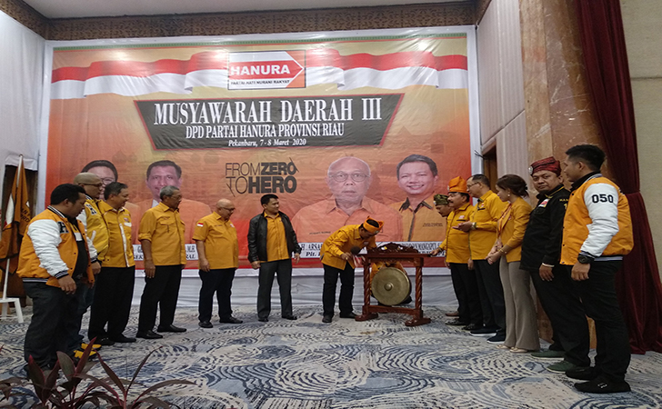 Sekjend-DPP-Hanura-Gede-Pasek-Suardika-mukul-gong-tanda-pembukaan-Musda.jpg