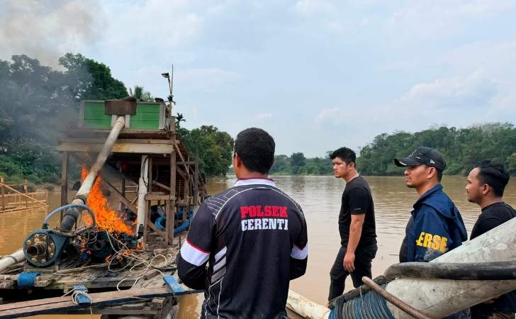 Sempat-Dihadang-Warga-Polda-Riau-Tetap-Musnahkan-Peralatan-PETI-di-Kuansing.jpg