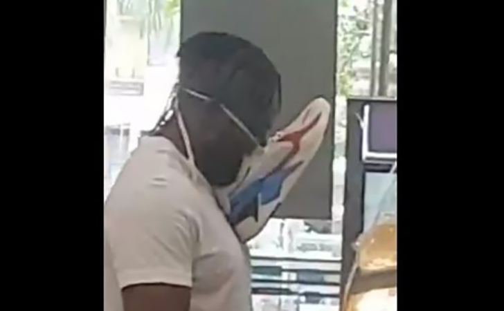 Seorang-pria-menggunakan-sepatu-sebagai-masker.jpg