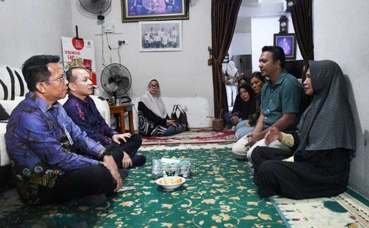 Serahkan-Santunan-BRK-Sampaikan-Duka-Mendalam-Almarhumah-Siti-Hajar.jpg