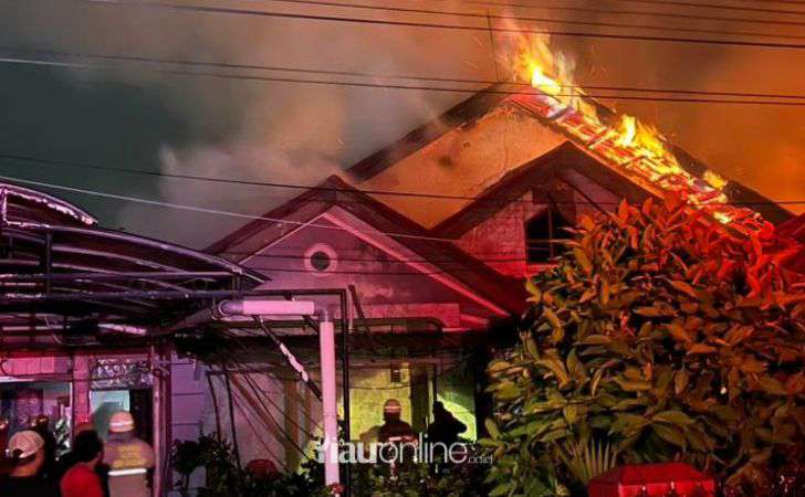 Si-Jago-Merah-Ngamuk-di-Hari-Lebaran-8-Kios-dan-1-Rumah-Ludes-Dilalap-Api.jpg