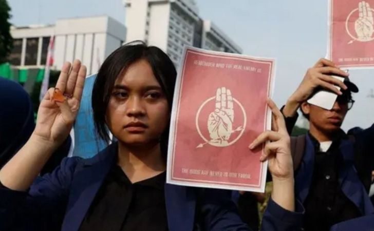 Simbol-Three-Finger-Salute.jpg