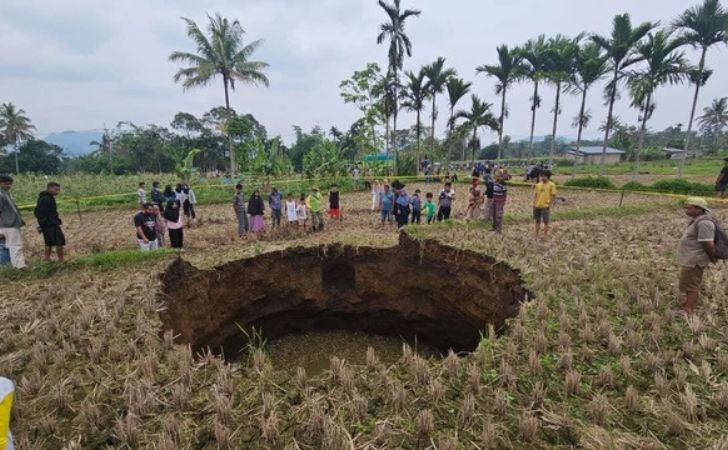 Sinkhole-di-sumbar.jpg