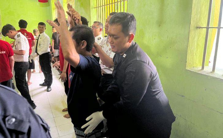Sisir-Blok-Hunian-Lapas-Pekanbaru-Tegaskan-Perang-terhadap-Barang-Terlarang.jpg