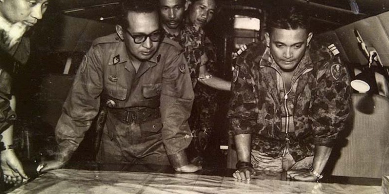 Soeharto-dengan-Komodor-Udara-Leo-Wattimena.jpg