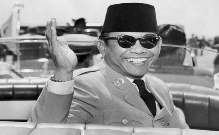 Soekarno-berkostum-jas-dan-dasi-serta-peci.jpg