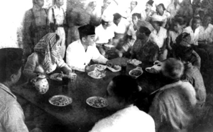 Soekarno-saat-menikmati-makan-bersama.jpg