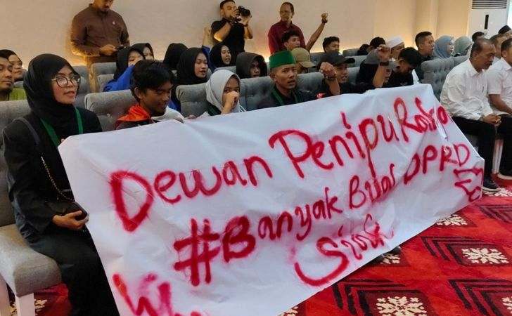 Soroti-Kunker-DPRD-ke-Bali-Mahasiswa-Siak-Sebut-Ada-Rekan-Jual-Motor-untuk-Kuliah.jpg