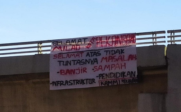 Spanduk-protes-dari-KAMMI.jpg