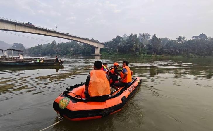 Standing-Berujung-Petaka-Pemuda-Dilaporkan-Hilang-Setelah-Terjun-ke-Sungai-Kampar.jpg