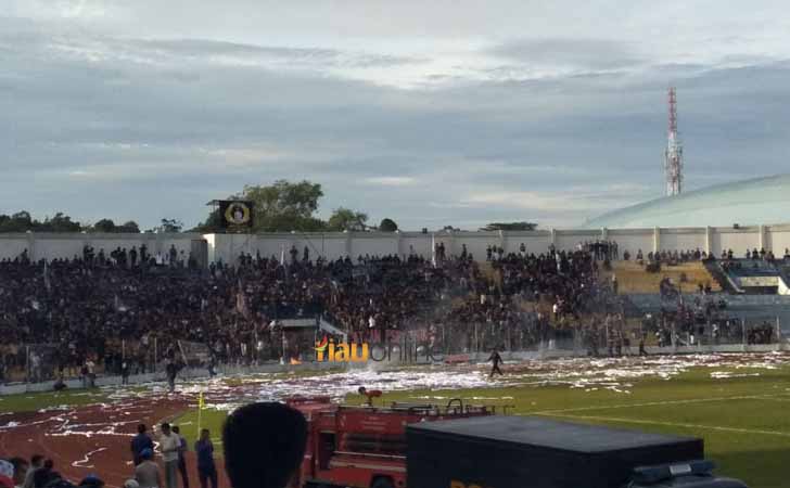 Suporter-PSPS-Riau-Bakar-Tisu.jpg