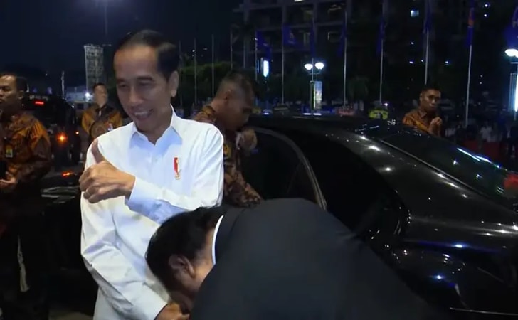 Surya-Paloh-cium-tangan-Jokowi.jpg