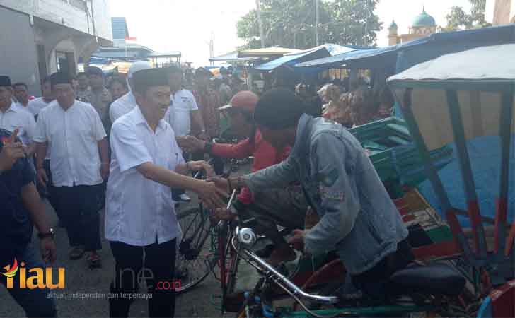 Syamsuar-blusukan-ke-Pasar-Terapung.jpg
