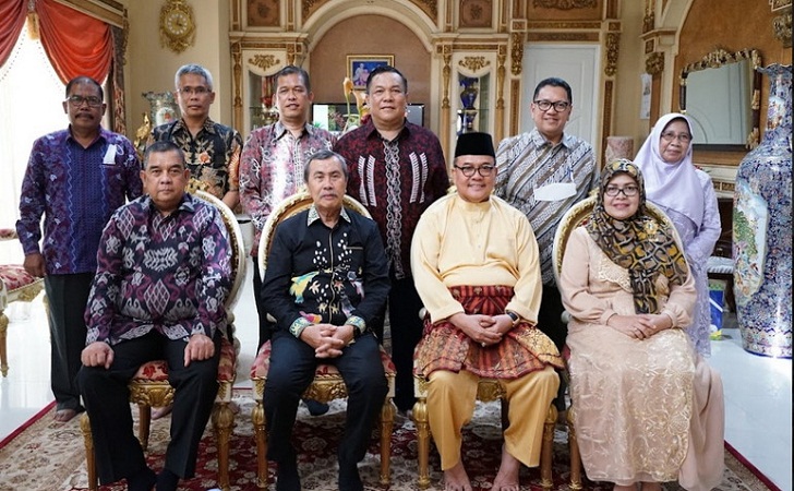 Syamsuar-foto-bersama-Rusli-Zainal.jpg