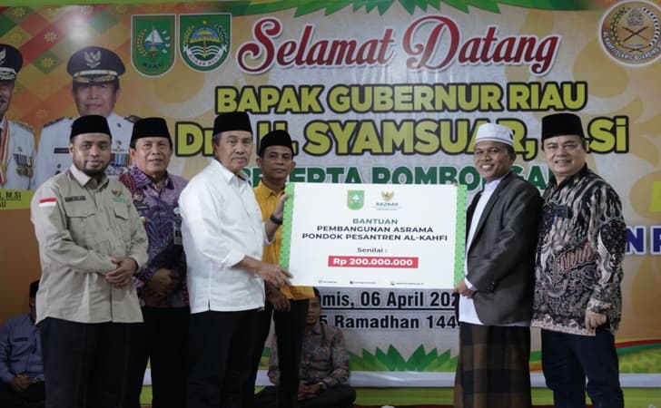 Syamsuar-serahkan-bantuan-di-rohul1.jpg