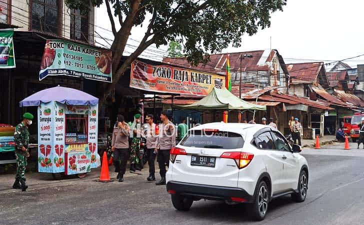 TNI-Polri-jaga-di-pasar-bawah.jpg