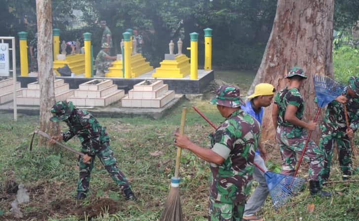 TNI-Siak-besihkan-makam-pahlawan.jpg