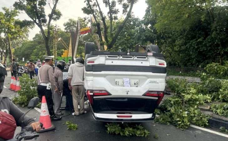 Tabrakan-Beruntun-Libatkan-Dua-Mobil-dan-Dua-Pohon-di-Jalan-Sudirman-Pekanbaru.jpg