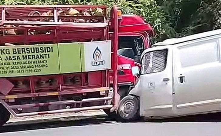 Tabrakan-Truk-Angkut-Gas-vs-Grandmax-di-Jalintim-Kedua-Supir-Patah-Kaki.jpg