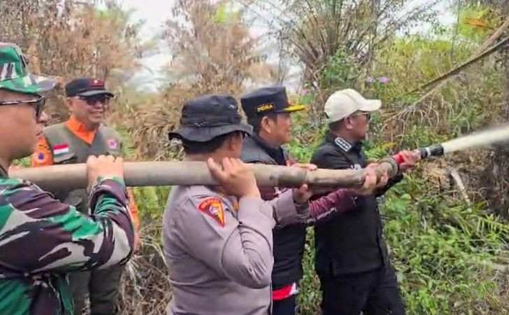 Tak-Terdeteksi-Aplikasi-Tim-Gabungan-Berjibaku-Padamkan-Karhutla-di-Teluk-Meranti.jpg
