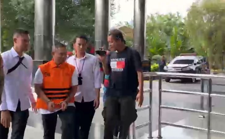 Tangan-Diborgol-Abdul-Wahid-Pakai-Rompi-Oranye-di-KPK.jpg