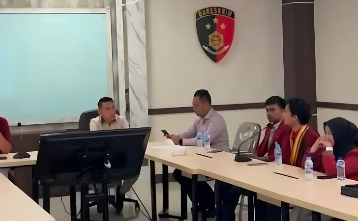 Tangis-Kecewa-Mahasiswa-di-depan-Aparat-Kami-Datang-Bawa-Aspirasi-Bukan-Diserang.jpg